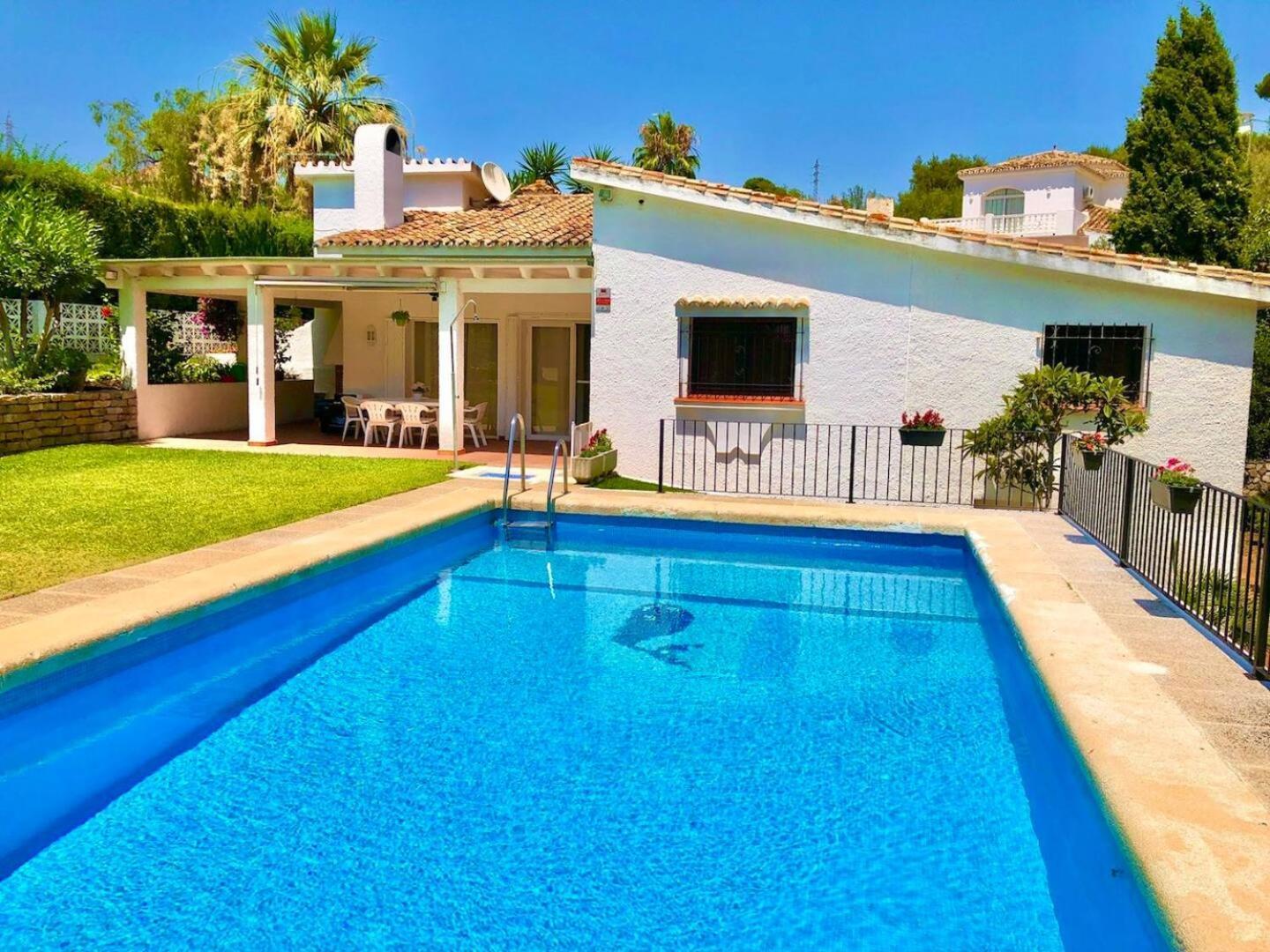 Pass The Keys Con Piscina En Holiday home